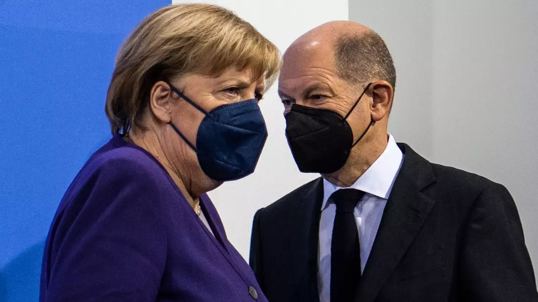 Merkel rechtfertigt ihren Kurs mit staatlichen Kontaktbeschränkungen und Alltagsauflagen. - Bild: John Macdougall/AFP-Pool/dpa