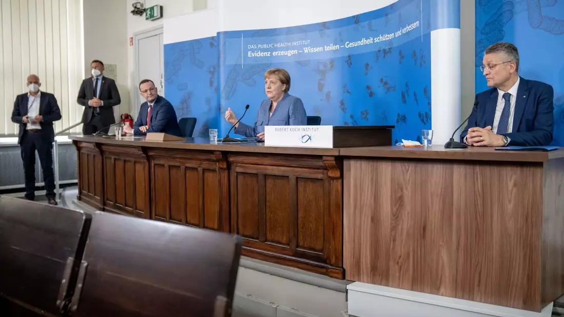 Die damalige Kanzlerin Angela Merkel stützte ihren Anti-Corona-Kurs auch auf den Präsidenten des Robert Koch-Instituts (RKI), Lothar Wieler. - Bild: Michael Kappeler/dpa-pool/dpa