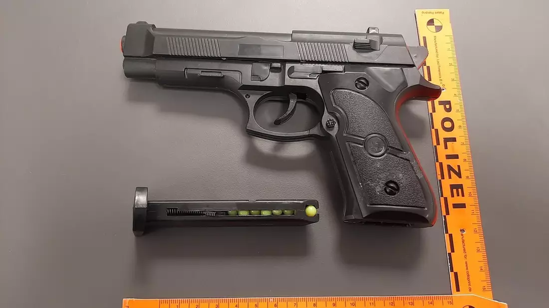 Bundespolizeidirektion München: Reisende mit Softairwaffe bedroht / Bundespolizei ermittelt gegen 29-Jährigen - Bild: presseportal.de
