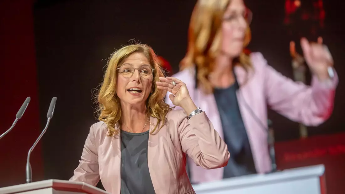Vier Ministerpräsidenten aus Rheinland-Pfalz treffen sich beim Landesparteitag der SPD - mit dem Parteichef Lars Klingbeil (l) und der neuen rheinland-pfälzischen SPD-Chefin Sabine Bätzing-Lichtenthäler (2. von r). Außerdem Ministerpräsident Alexander Schweitzer, Rudolf Scharping, Malu Dreyer und Kurt Beck (von l nach r) - Bild: Helmut Fricke/dpa