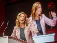 Vier Ministerpräsidenten aus Rheinland-Pfalz treffen sich beim Landesparteitag der SPD - mit dem Parteichef Lars Klingbeil (l) und der neuen rheinland-pfälzischen SPD-Chefin Sabine Bätzing-Lichtenthäler (2. von r). Außerdem Ministerpräsident Alexander Schweitzer, Rudolf Scharping, Malu Dreyer und Kurt Beck (von l nach r) - Foto: Helmut Fricke/dpa