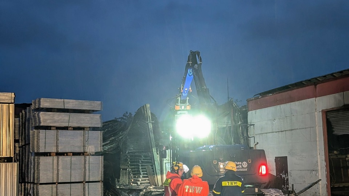 FW Kamen: Lagerhallenbrand in Kamen - Foto: presseportal.de