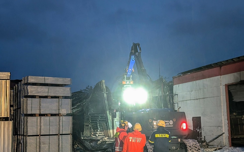 FW Kamen: Lagerhallenbrand in Kamen - Foto: presseportal.de