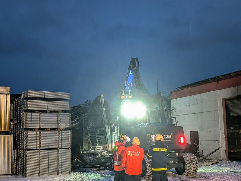 FW Kamen: Lagerhallenbrand in Kamen - Foto: presseportal.de