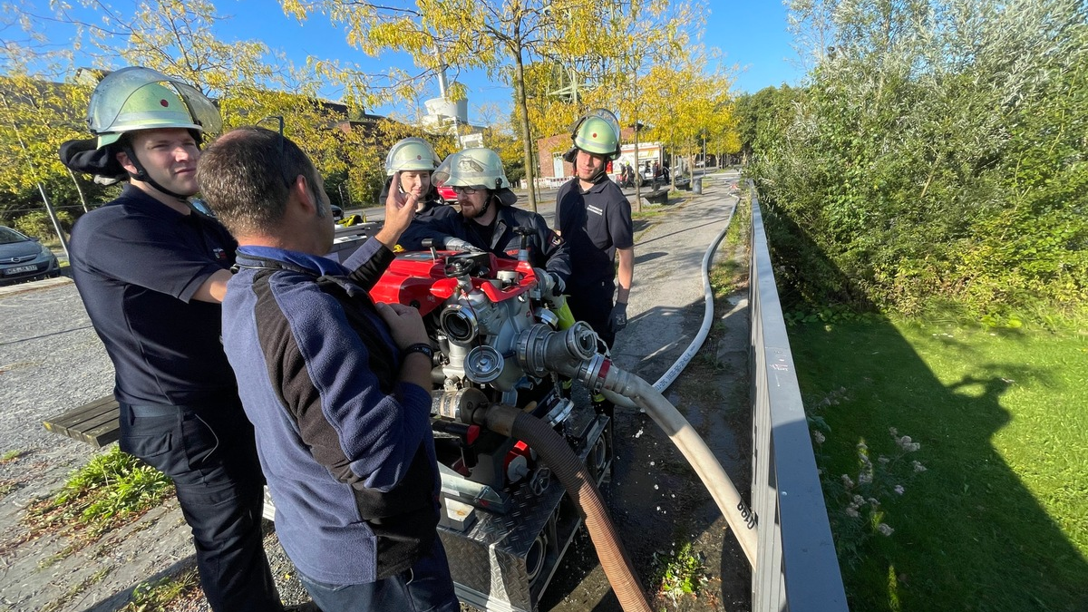 FW Dinslaken: Pumpen-Maschinisten Lehrgang erfolgreich abgeschlossen. - Foto: presseportal.de
