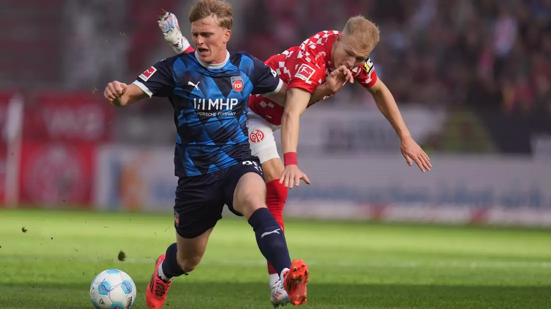 Mainz mit Moritz Jenz (l.) musste früh Rückschläge verarbeiten. - Bild: Thomas Frey/dpa