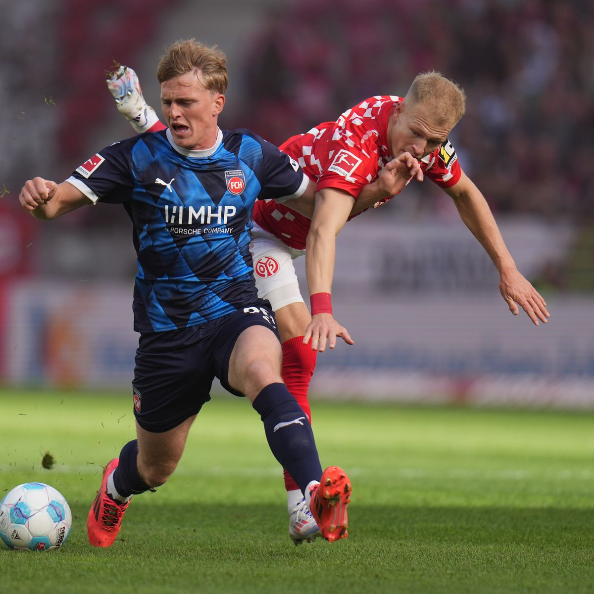 Mainz mit Moritz Jenz (l.) musste früh Rückschläge verarbeiten. - Foto: Thomas Frey/dpa
