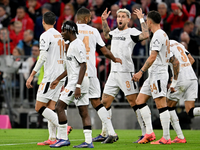 Ulreich (2.v.r.) sorgt mit Aussagen für Aufsehen. - Foto: Peter Kneffel/dpa