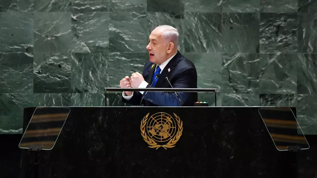 Nach seiner Rückkehr von der UN-Vollversammlung bestätigte Israels Premier Netanjahu, den Befehl für die gezielte Tötung von Hisbollah-Chef Nasrallah erteilt zu haben.  - Bild: Li Rui/XinHua/dpa