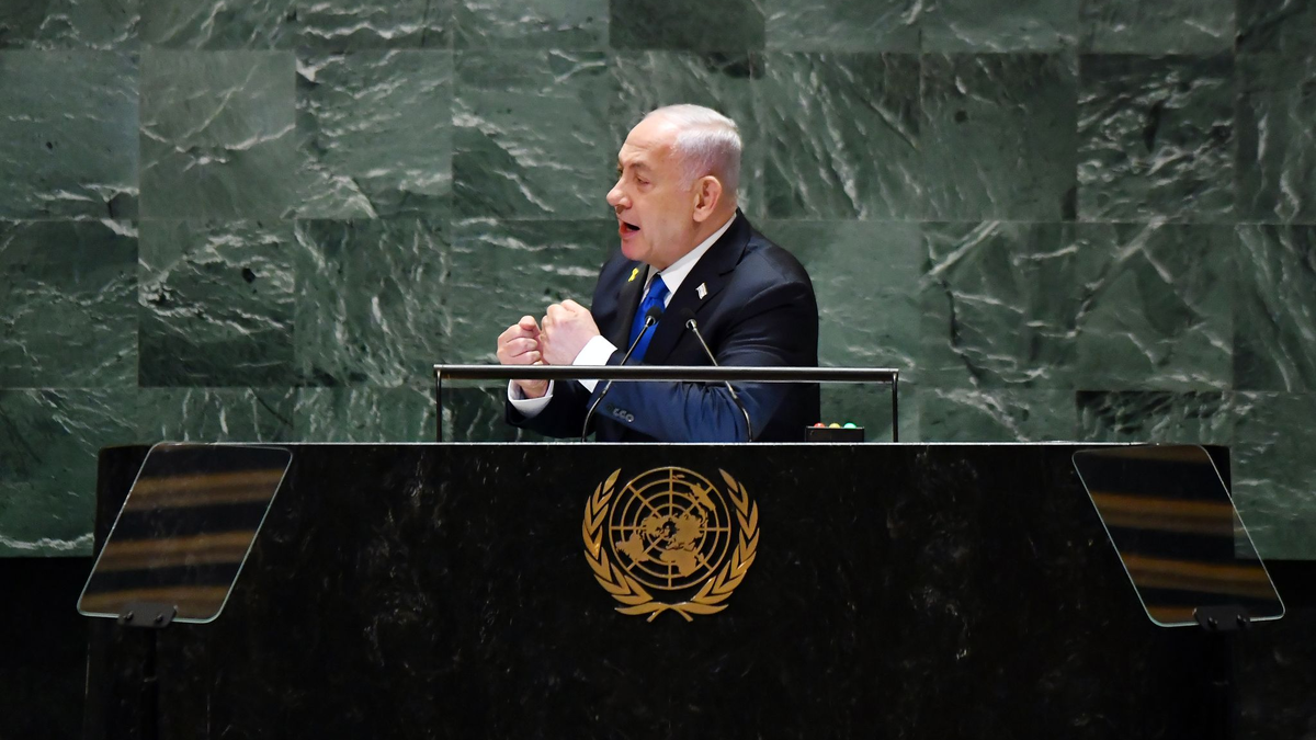 Nach seiner Rückkehr von der UN-Vollversammlung bestätigte Israels Premier Netanjahu, den Befehl für die gezielte Tötung von Hisbollah-Chef Nasrallah erteilt zu haben.  - Foto: Li Rui/XinHua/dpa