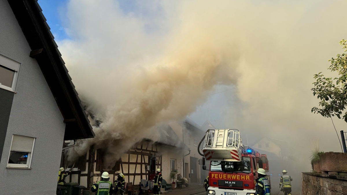FW-OG: Abschlusslage: Gebäudebrand in Offenburg / Bühl - Starke Rauchentwicklung im Ortskern - Foto: presseportal.de