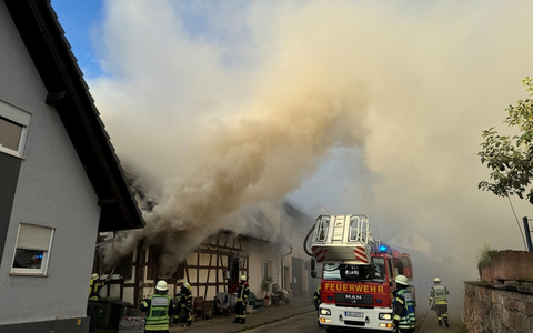 FW-OG: Abschlusslage: Gebäudebrand in Offenburg / Bühl - Starke Rauchentwicklung im Ortskern - Foto: presseportal.de FW-OG: Abschlusslage: Gebäudebrand in Offenburg / Bühl - Starke Rauchentwicklung im Ortskern - Foto: presseportal.de