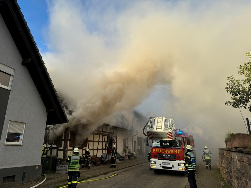 FW-OG: Abschlusslage: Gebäudebrand in Offenburg / Bühl - Starke Rauchentwicklung im Ortskern - Foto: presseportal.de