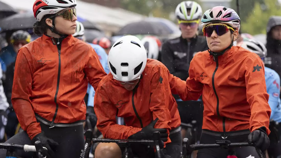 Die Schweizerin Linda Zanetti bricht beim Start in Tränen aus. - Bild: Til Buergy/KEYSTONE/dpa