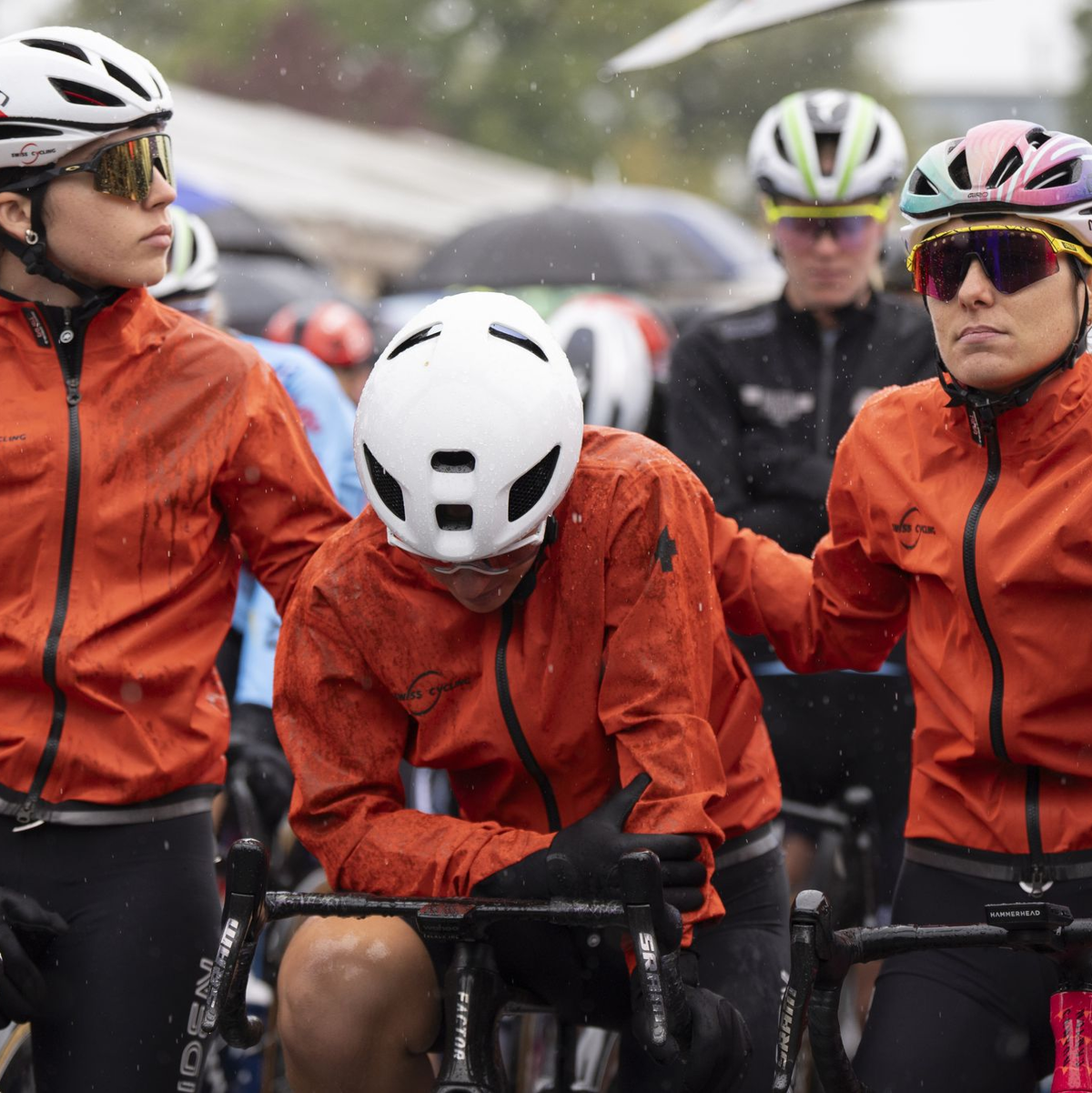 Die Schweizerin Linda Zanetti bricht beim Start in Tränen aus. - Foto: Til Buergy/KEYSTONE/dpa