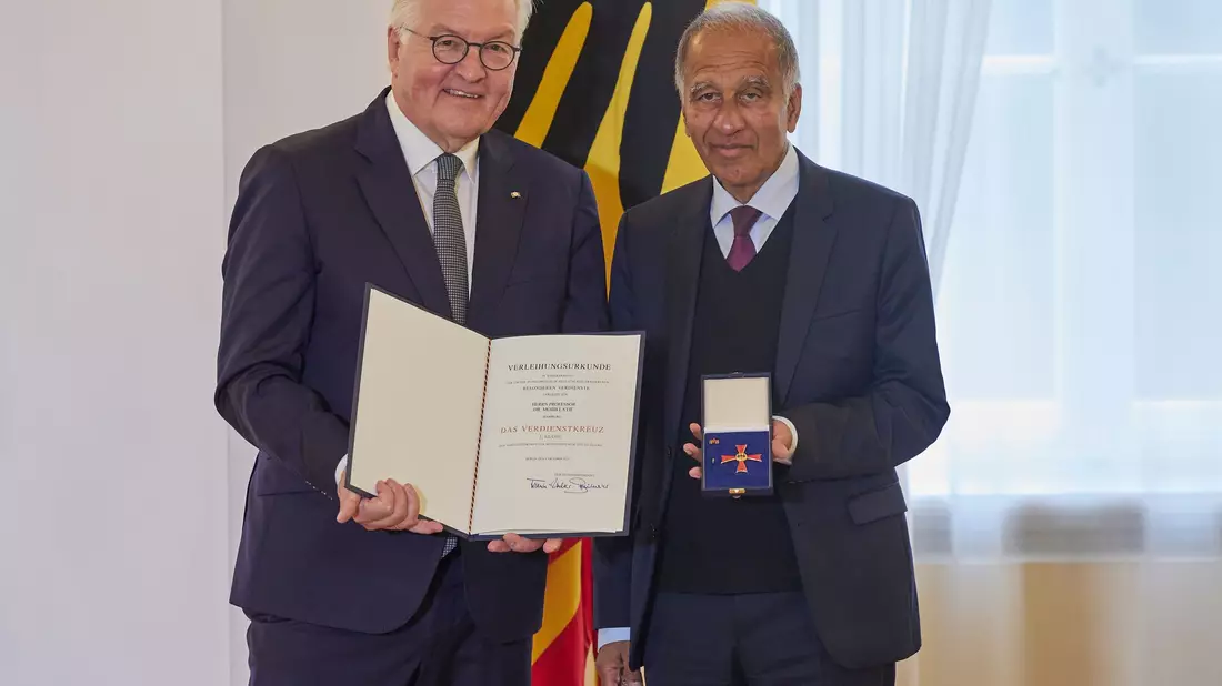Bundespräsident Frank-Walter Steinmeier verleiht im Oktober 2023  Mojib Latif den Verdienstorden zum Tag der Deutschen Einheit. (Archivbild) - Bild: Joerg Carstensen/dpa