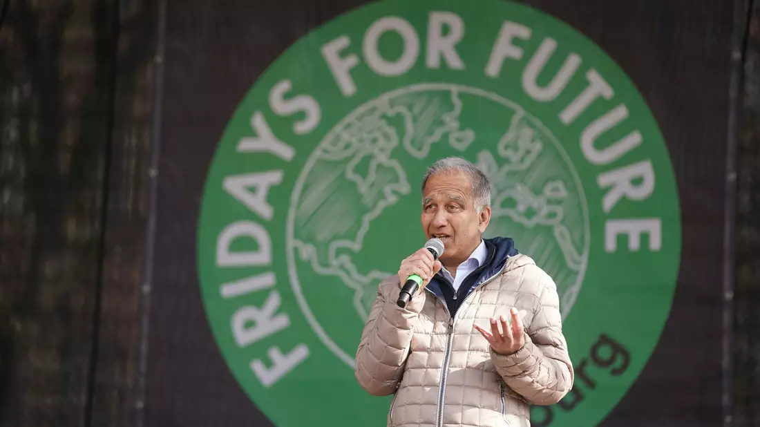 Latif geht immer wieder in die Öffentlichkeit und spricht beispielsweise 2022 zu den Teilnehmern des Klimastreiks Fridays for Future. (Archivbild) - Bild: Marcus Brandt/dpa