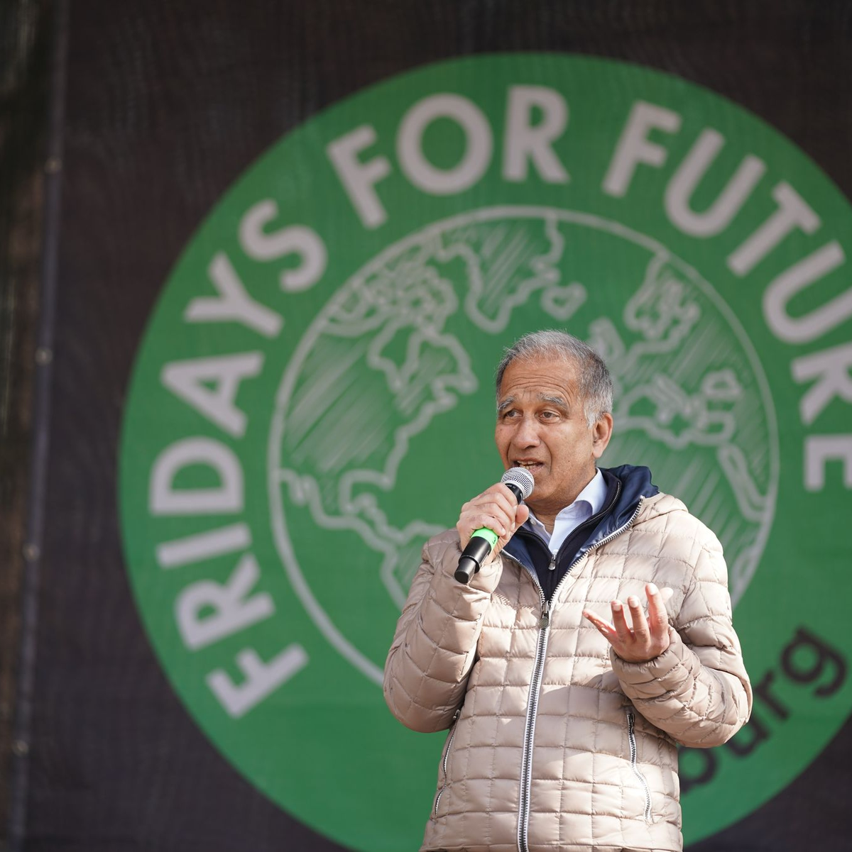 Latif geht immer wieder in die Öffentlichkeit und spricht beispielsweise 2022 zu den Teilnehmern des Klimastreiks Fridays for Future. (Archivbild) - Foto: Marcus Brandt/dpa