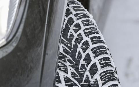 Autofahrer sollten einen Blick auf ihre Winterreifen werfen. (Archivbild) - Foto: Patrick Pleul/dpa