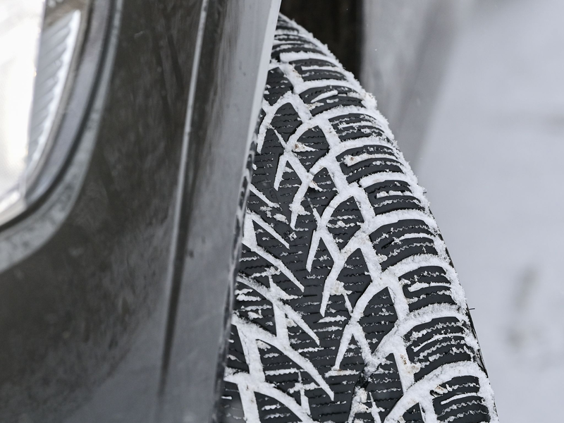 Autofahrer sollten einen Blick auf ihre Winterreifen werfen. (Archivbild) - Foto: Patrick Pleul/dpa