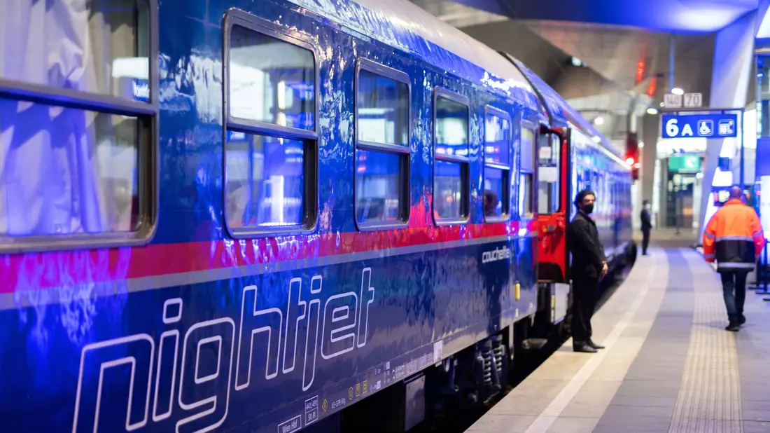 Bahnreisende können voraussichtlich ab Oktober wieder mit dem Nachtzug nach Paris reisen. (Archivbild) - Bild: Georg Hochmuth/APA/dpa