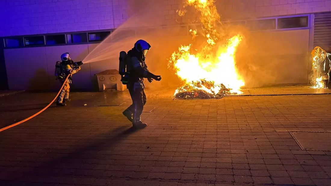 FW Dresden: Brandserie von Müllcontainern in der Südvorstadt & Einsatzübung im Tunnel der BAB 17 - Bild: presseportal.de