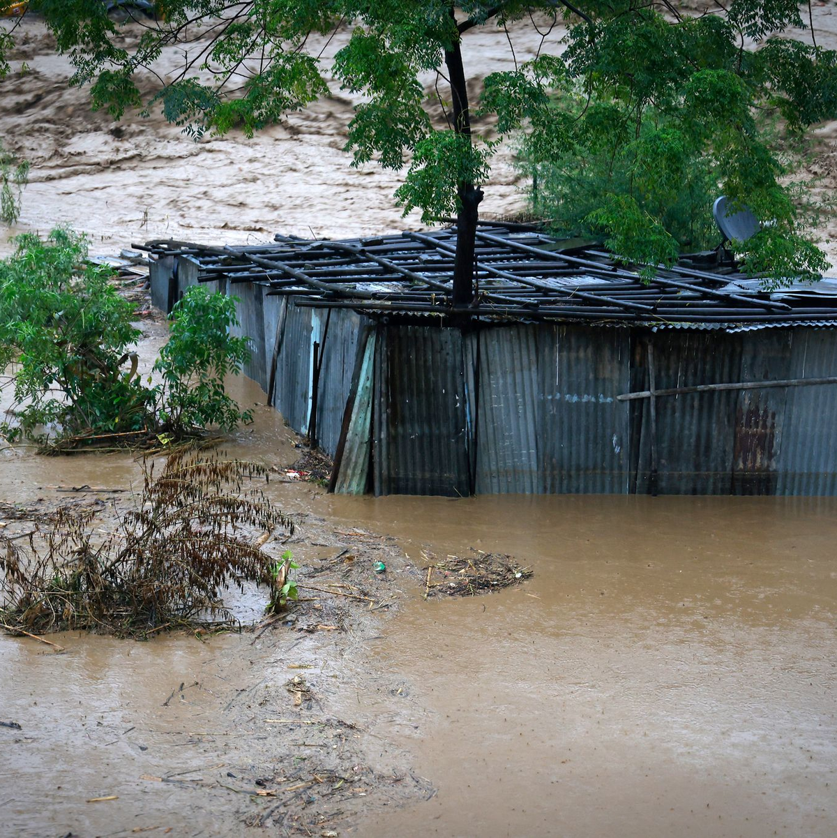 Die Schäden durch den Monsunregen sind oft groß: Ganze Häuser werden weggeschwemmt, es gibt immer wieder Todesopfer. - Foto: Gopen Rai/AP/dpa