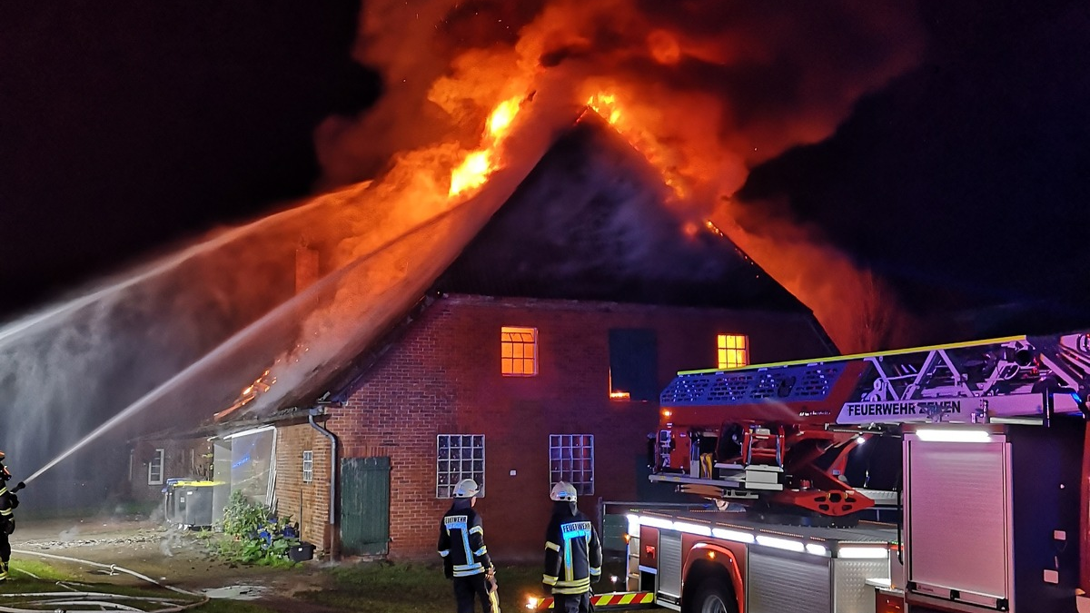 FW-ROW: Großbrand zerstört Bauernhaus in Granstedt - Foto: presseportal.de