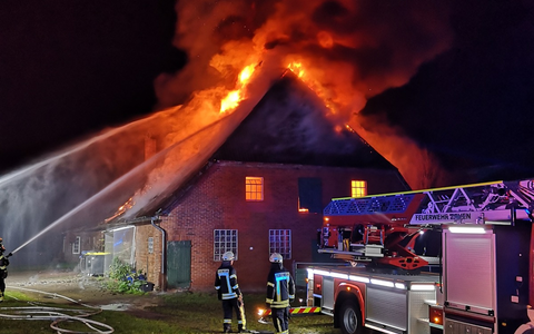 FW-ROW: Großbrand zerstört Bauernhaus in Granstedt - Foto: presseportal.de