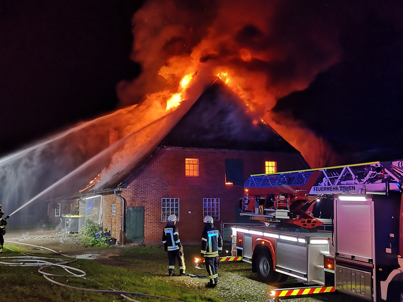 FW-ROW: Großbrand zerstört Bauernhaus in Granstedt - Foto: presseportal.de