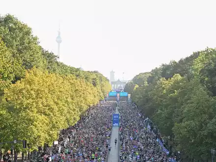 Die Rekordzahl von mehr als 58.000 Läuferinnen und Läufern war gemeldet. - Foto: Sebastian Christoph Gollnow/dpa