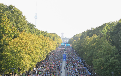 Die Rekordzahl von mehr als 58.000 Läuferinnen und Läufern war gemeldet. - Foto: Sebastian Christoph Gollnow/dpa