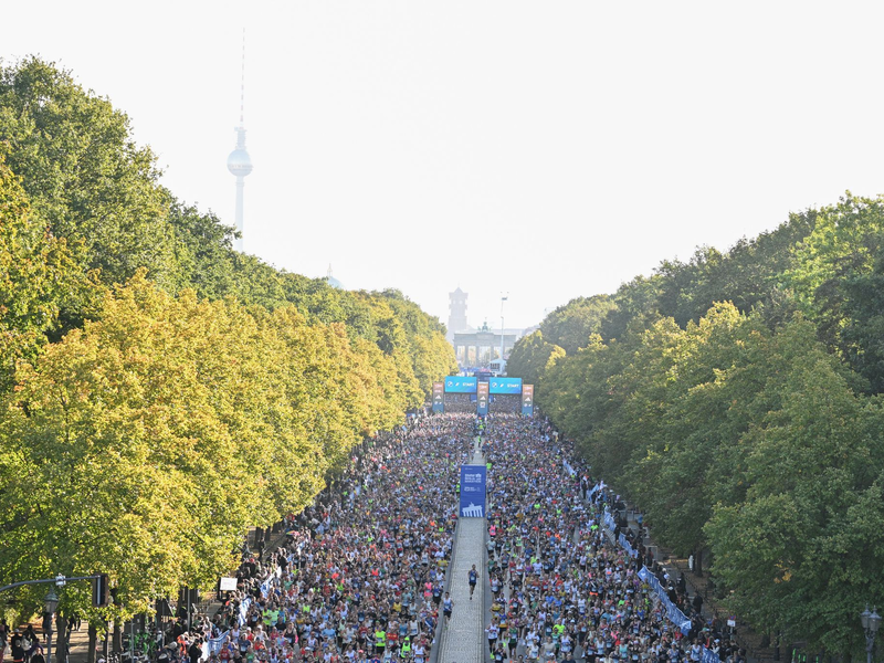 Die Rekordzahl von mehr als 58.000 LĂ€uferinnen und LĂ€ufern war gemeldet. - Foto: Sebastian Christoph Gollnow/dpa