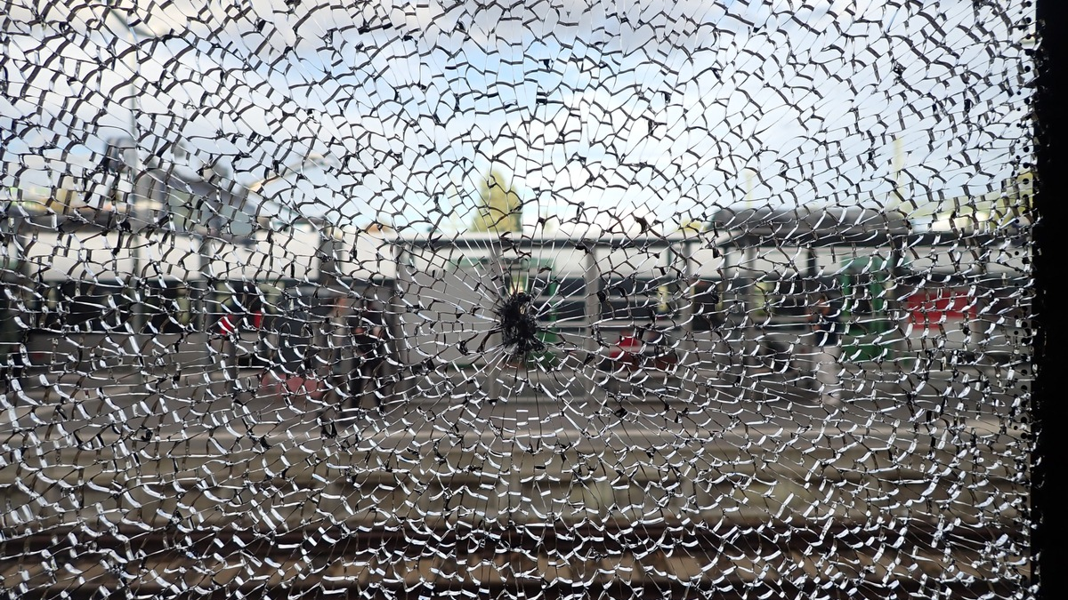 BPOLI MD: Zeugenaufruf: Unbekannte zerstören mittels Stein Scheibe einer Regionalbahn - Foto: presseportal.de