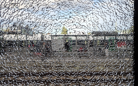 BPOLI MD: Zeugenaufruf: Unbekannte zerstören mittels Stein Scheibe einer Regionalbahn - Foto: presseportal.de