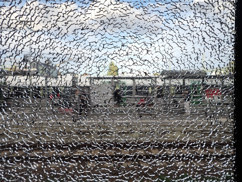 BPOLI MD: Zeugenaufruf: Unbekannte zerstören mittels Stein Scheibe einer Regionalbahn - Foto: presseportal.de