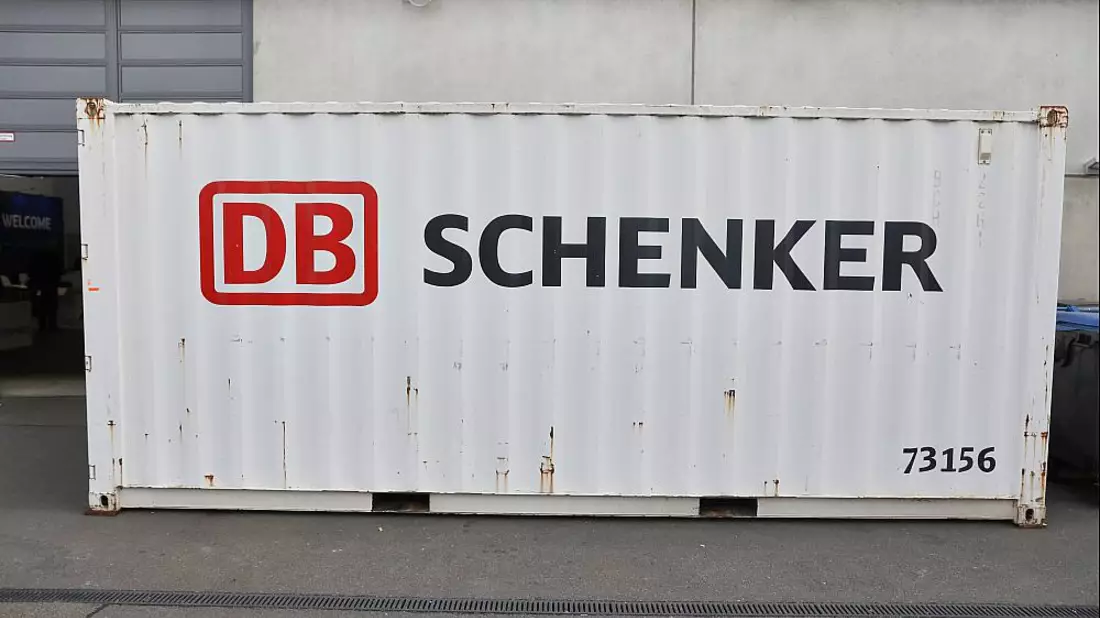 Container mit Logo von DB Schenker (Archiv) - Bild: über dts Nachrichtenagentur