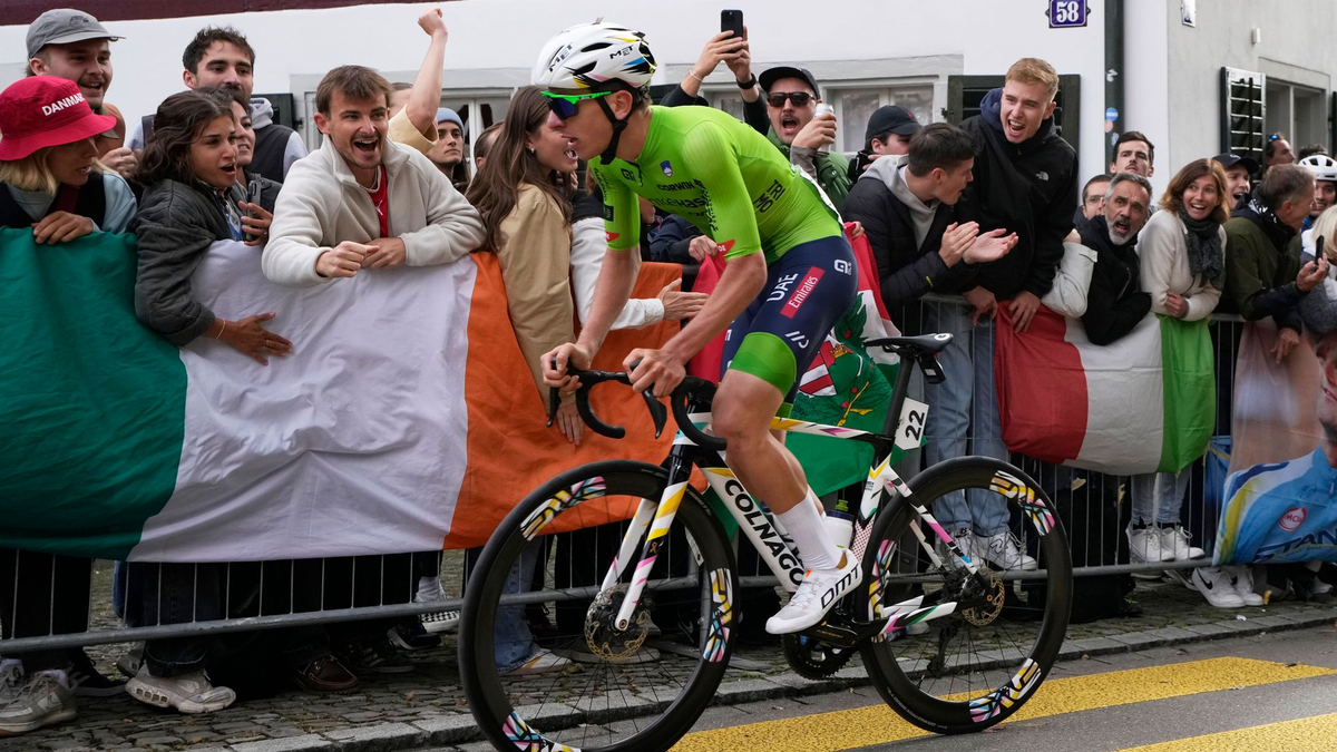 Tadej Pogacar attackiert auf der Zürichbergstraße. - Foto: Peter Dejong/AP/dpa