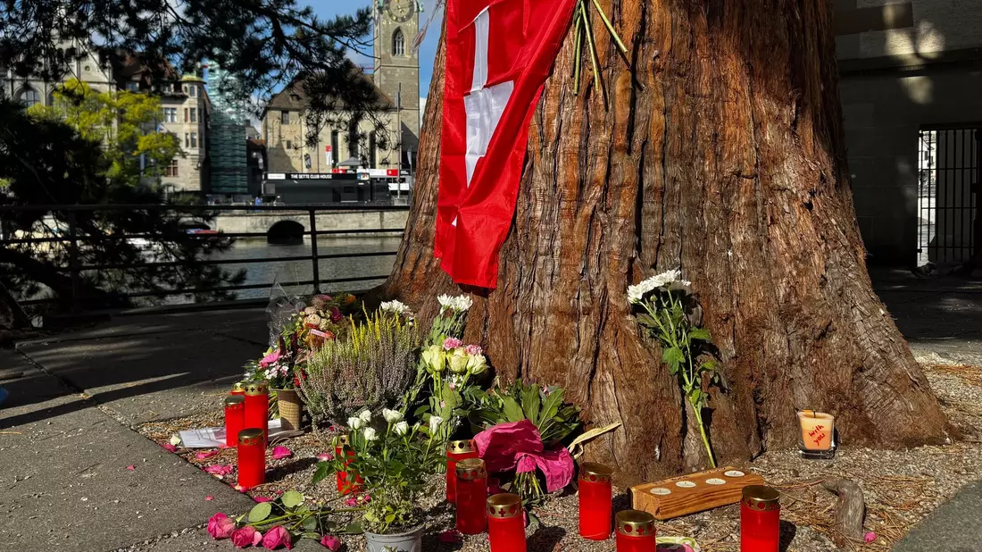 Ort des Innehaltens: Die Gedenkstätte für Muriel Furrer an der Wasserkirche von Zürich. - Bild: Tom Bachmann/dpa