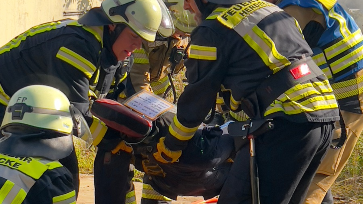 FW-EN: Jahresübung der Feuerwehr Herdecke - 14 Verletzte durch Gebäudeeinsturz nach Explosion - Foto: presseportal.de