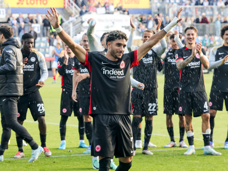 Kiels Japaner Shuto Machino läuft dem Frankfurter Tuta davon. - Foto: Frank Molter/dpa