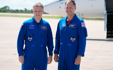 Sollen bis Anfang 2025 auf der ISS bleiben: Aleksandr Gorbunov (l) und Nick Hague. - Foto: John Raoux/AP Sollen bis Anfang 2025 auf der ISS bleiben: Aleksandr Gorbunov (l) und Nick Hague. - Foto: John Raoux/AP
