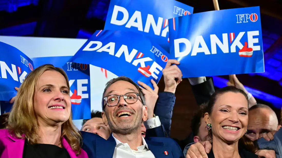 Die rechte FPÖ gewinnt erstmals eine Parlamentswahl in Österreich. - Bild: Roland Schlager/APA/dpa