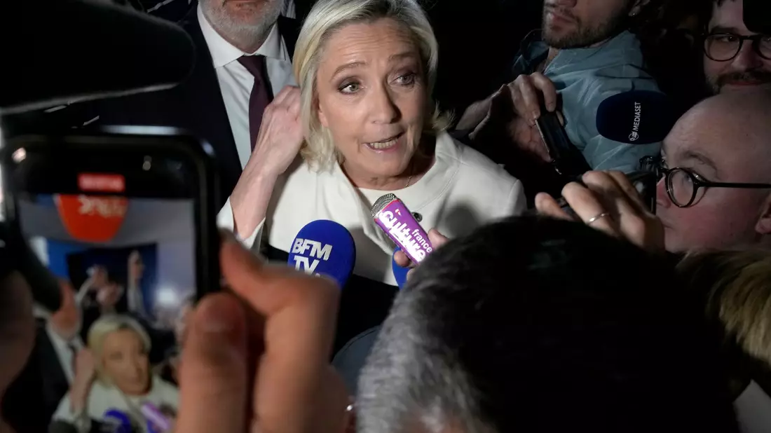 Schon seit Jahren belastet die Affäre Le Pen und ihre Partei. (Archivbild) - Bild: Louise Delmotte/AP