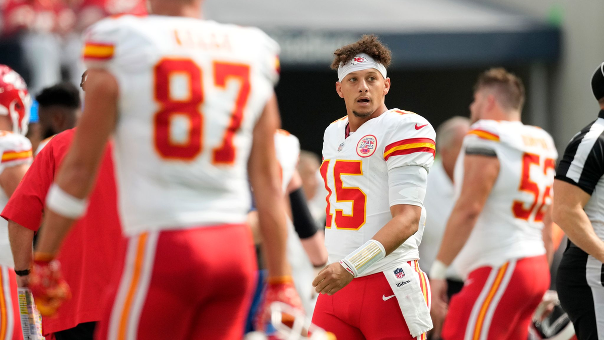 Travis Kelce (l) von den Kansas City Chiefs wird von Denzel Perryman von den Los Angeles Chargers gestoppt. - Foto: Ashley Landis/AP/dpa