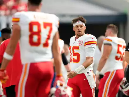 Travis Kelce (l) von den Kansas City Chiefs wird von Denzel Perryman von den Los Angeles Chargers gestoppt. - Foto: Ashley Landis/AP/dpa