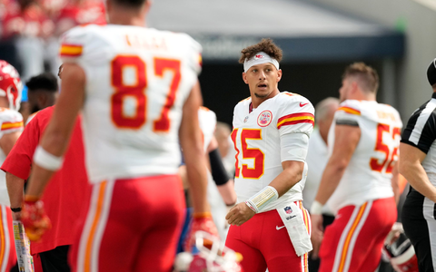 Travis Kelce (l) von den Kansas City Chiefs wird von Denzel Perryman von den Los Angeles Chargers gestoppt. - Foto: Ashley Landis/AP/dpa Travis Kelce (l) von den Kansas City Chiefs wird von Denzel Perryman von den Los Angeles Chargers gestoppt. - Foto: Ashley Landis/AP/dpa