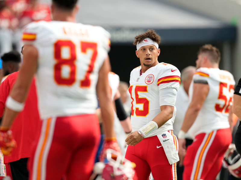 Travis Kelce (l) von den Kansas City Chiefs wird von Denzel Perryman von den Los Angeles Chargers gestoppt. - Foto: Ashley Landis/AP/dpa