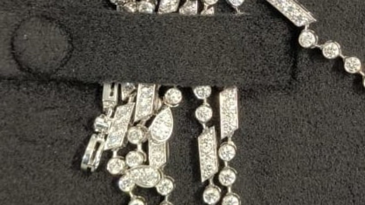 HZA-M: Zoll entdeckt hochwertige Uhr und Schmuck im Wert von rund 650.000 Euro - Foto: presseportal.de