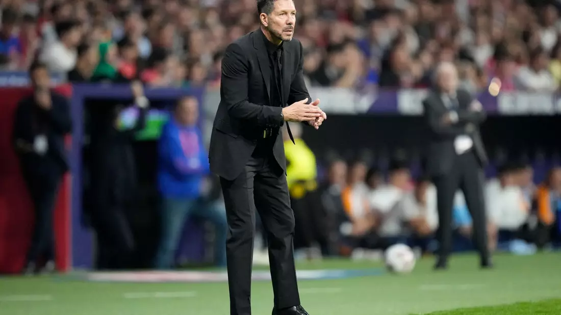 Atléticos Trainer Diego Simeone stichelt gegen seinen ehemaligen Torwart. - Bild: Bernat Armangue/AP